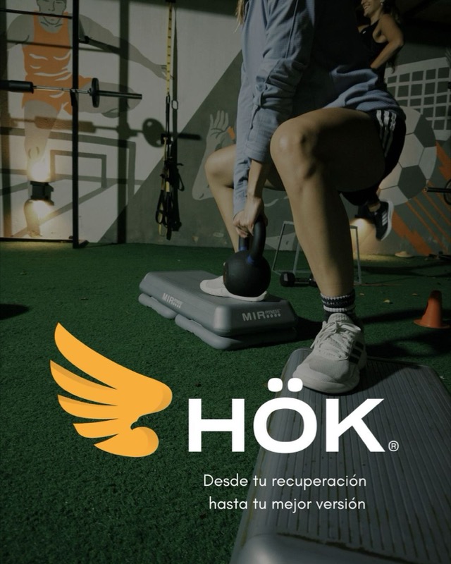 Logo HÖK sobre foto del gimnasio
